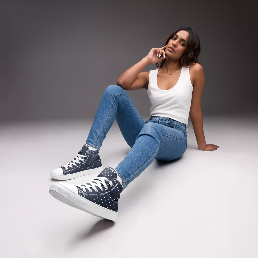 Damen High Top Sneaker in Dunkelblau mit weißen Punkten. Exklusiv bei Frau Hippe. Aus Leinen, super bequem & auf Bestellung gefertigt.