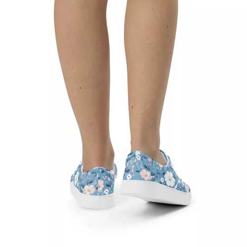 Eleganter Girls Sneaker Bruntje Blume mit Sommerblumen-Muster auf hellblauem Leinenstoff – exklusiv im Frau Hippe Shop erhältlich.