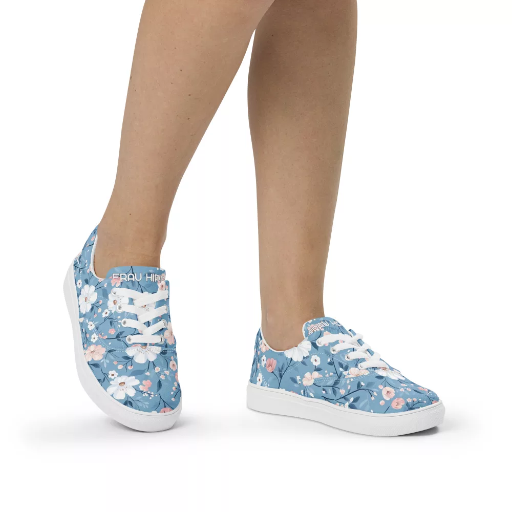 Eleganter Girls Sneaker Bruntje Blume mit Sommerblumen-Muster auf hellblauem Leinenstoff – exklusiv im Frau Hippe Shop erhältlich.