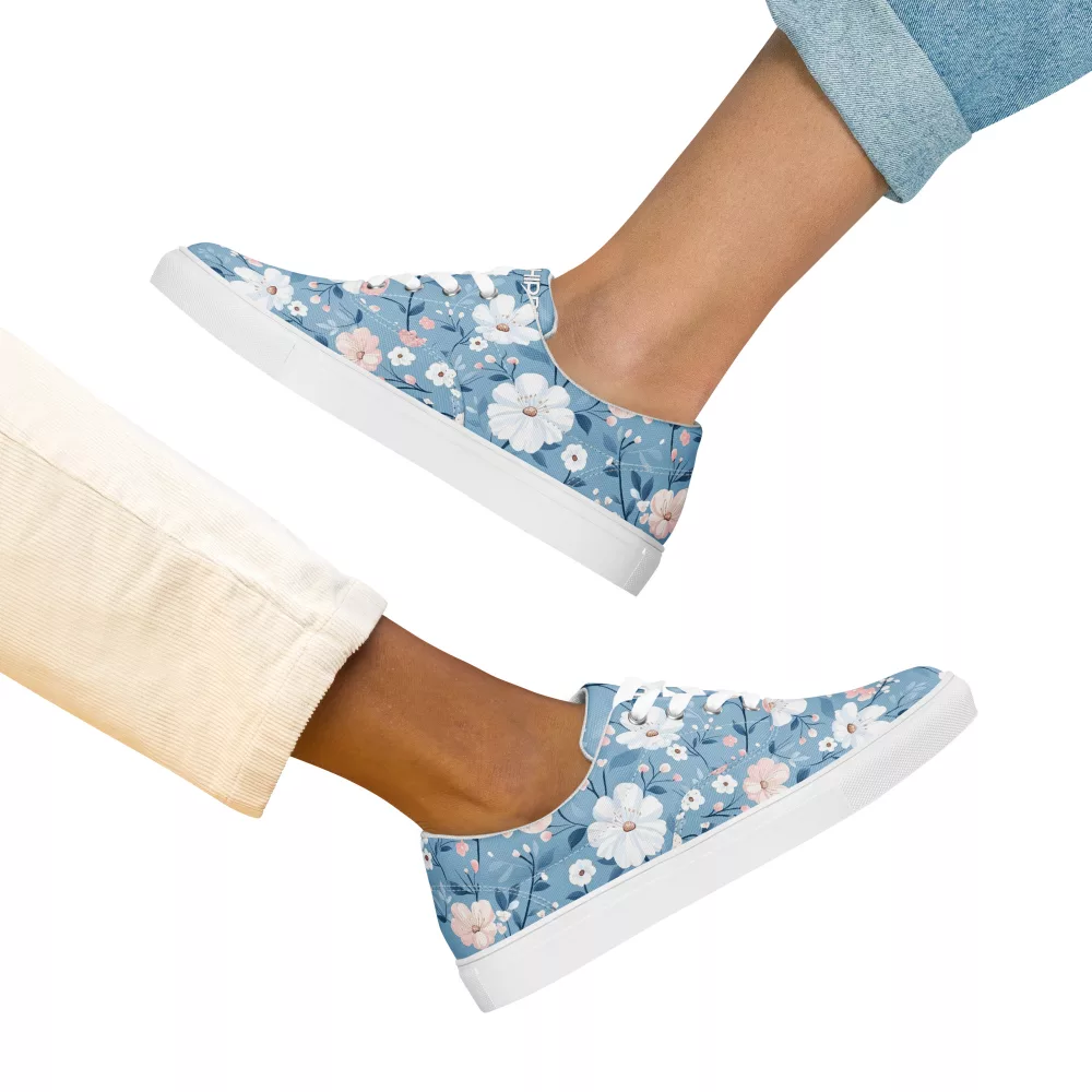 Eleganter Girls Sneaker Bruntje Blume mit Sommerblumen-Muster auf hellblauem Leinenstoff – exklusiv im Frau Hippe Shop erhältlich.