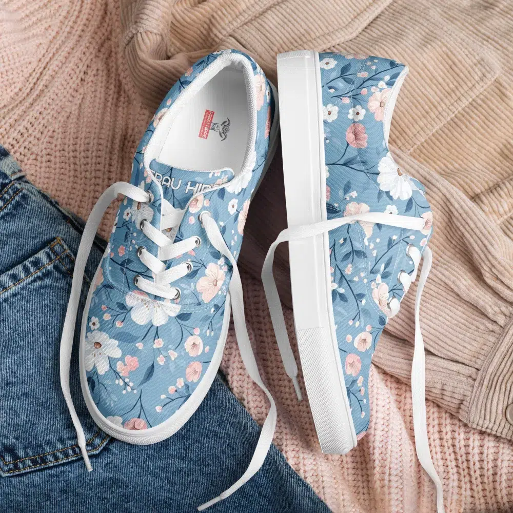 Eleganter Girls Sneaker Bruntje Blume mit Sommerblumen-Muster auf hellblauem Leinenstoff – exklusiv im Frau Hippe Shop erhältlich.