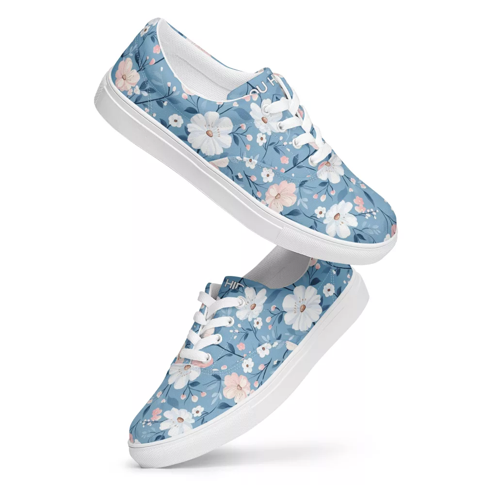 Eleganter Girls Sneaker Bruntje Blume mit Sommerblumen-Muster auf hellblauem Leinenstoff – exklusiv im Frau Hippe Shop erhältlich.