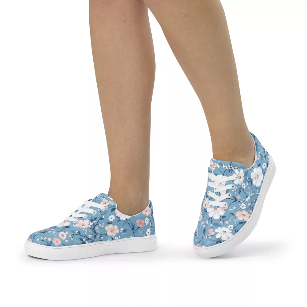 Eleganter Girls Sneaker Bruntje Blume mit Sommerblumen-Muster auf hellblauem Leinenstoff – exklusiv im Frau Hippe Shop erhältlich.