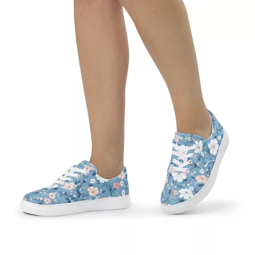 Eleganter Girls Sneaker Bruntje Blume mit Sommerblumen-Muster auf hellblauem Leinenstoff – exklusiv im Frau Hippe Shop erhältlich.