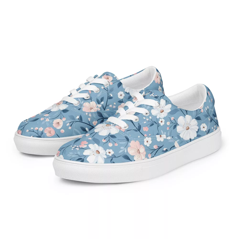 Eleganter Girls Sneaker Bruntje Blume mit Sommerblumen-Muster auf hellblauem Leinenstoff – exklusiv im Frau Hippe Shop erhältlich.