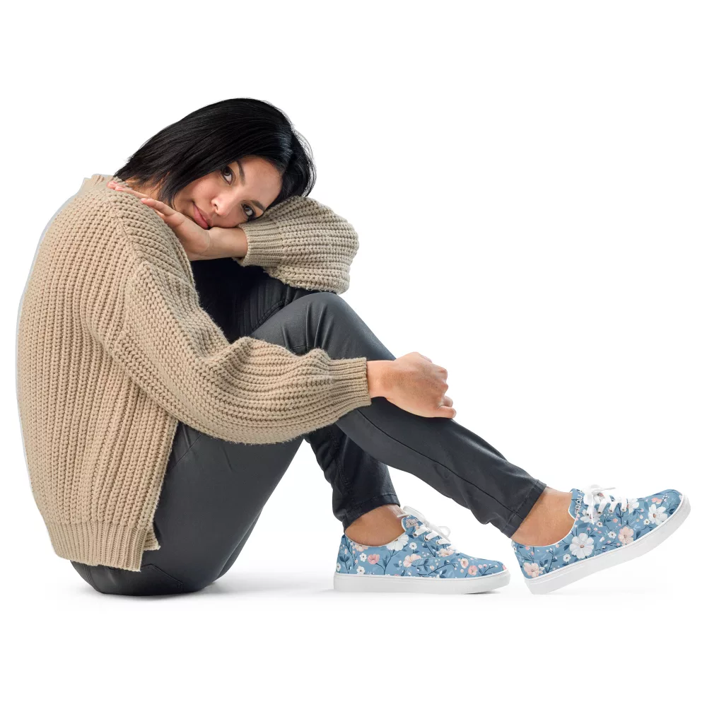 Eleganter Girls Sneaker Bruntje Blume mit Sommerblumen-Muster auf hellblauem Leinenstoff – exklusiv im Frau Hippe Shop erhältlich.