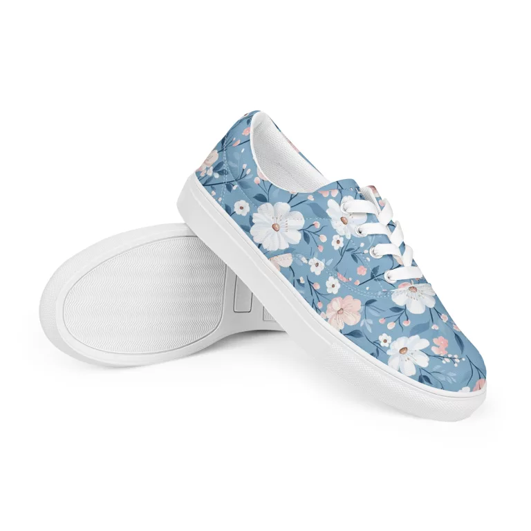 Eleganter Girls Sneaker Bruntje Blume mit Sommerblumen-Muster auf hellblauem Leinenstoff – exklusiv im Frau Hippe Shop erhältlich.