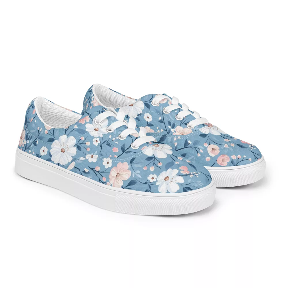 Eleganter Girls Sneaker Bruntje Blume mit Sommerblumen-Muster auf hellblauem Leinenstoff – exklusiv im Frau Hippe Shop erhältlich.