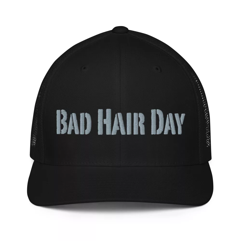 Trucker Cap ‚Bad Hair Day‘ – Flexfit 6511. Unisex, atmungsaktiv, mit Statement-Stick. Dein Style-Update gegen Bad-Hair-Days. Jetzt exklusiv bei Frau Hippe bestellen.