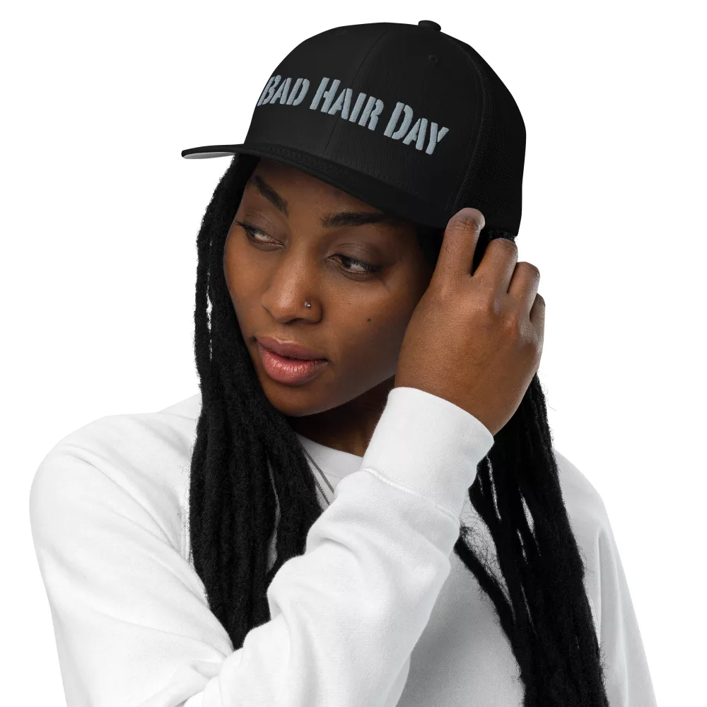 Freche Trucker-Cap „Bad Hair Day“ von Frau Hippe. Flexfit 6511, Unisex, elastisch, atmungsaktiv mit großem Stick. Dein Statement für schlechte Haartage – und gute Laune.