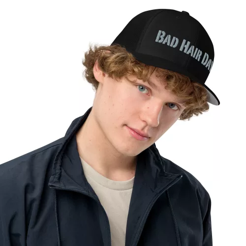 Freche Trucker-Cap „Bad Hair Day“ von Frau Hippe. Flexfit 6511, Unisex, elastisch, atmungsaktiv mit großem Stick. Dein Statement für schlechte Haartage – und gute Laune.