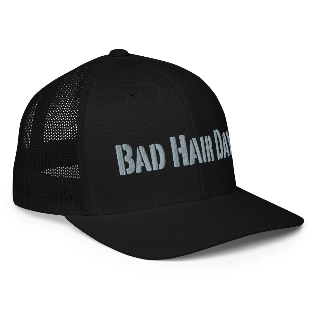Freche Trucker-Cap „Bad Hair Day“ von Frau Hippe. Flexfit 6511, Unisex, elastisch, atmungsaktiv mit großem Stick. Dein Statement für schlechte Haartage – und gute Laune.