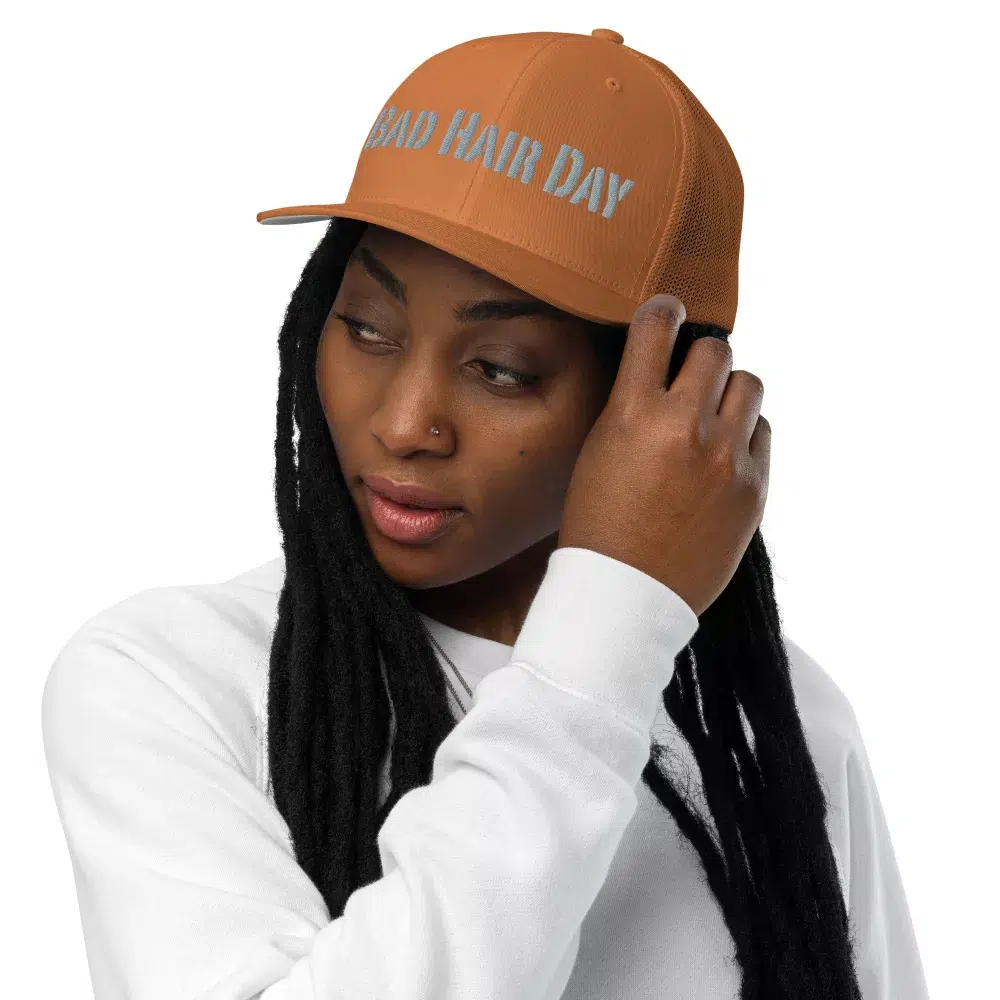 Freche Trucker-Cap „Bad Hair Day“ von Frau Hippe. Flexfit 6511, Unisex, elastisch, atmungsaktiv mit großem Stick. Dein Statement für schlechte Haartage – und gute Laune.