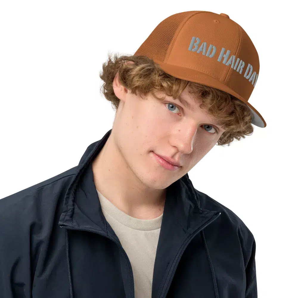 Freche Trucker-Cap „Bad Hair Day“ von Frau Hippe. Flexfit 6511, Unisex, elastisch, atmungsaktiv mit großem Stick. Dein Statement für schlechte Haartage – und gute Laune.