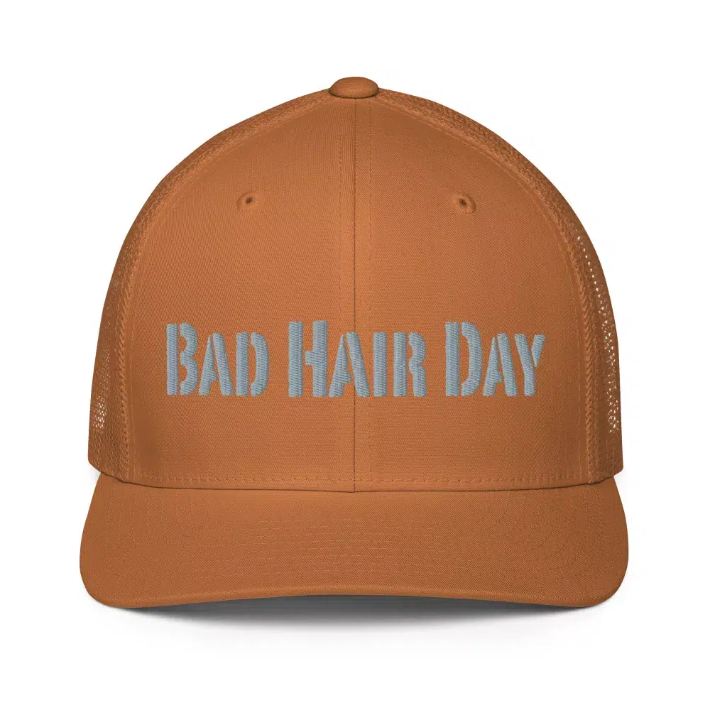 Freche Trucker-Cap „Bad Hair Day“ von Frau Hippe. Flexfit 6511, Unisex, elastisch, atmungsaktiv mit großem Stick. Dein Statement für schlechte Haartage – und gute Laune.