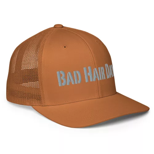 Freche Trucker-Cap „Bad Hair Day“ von Frau Hippe. Flexfit 6511, Unisex, elastisch, atmungsaktiv mit großem Stick. Dein Statement für schlechte Haartage – und gute Laune.